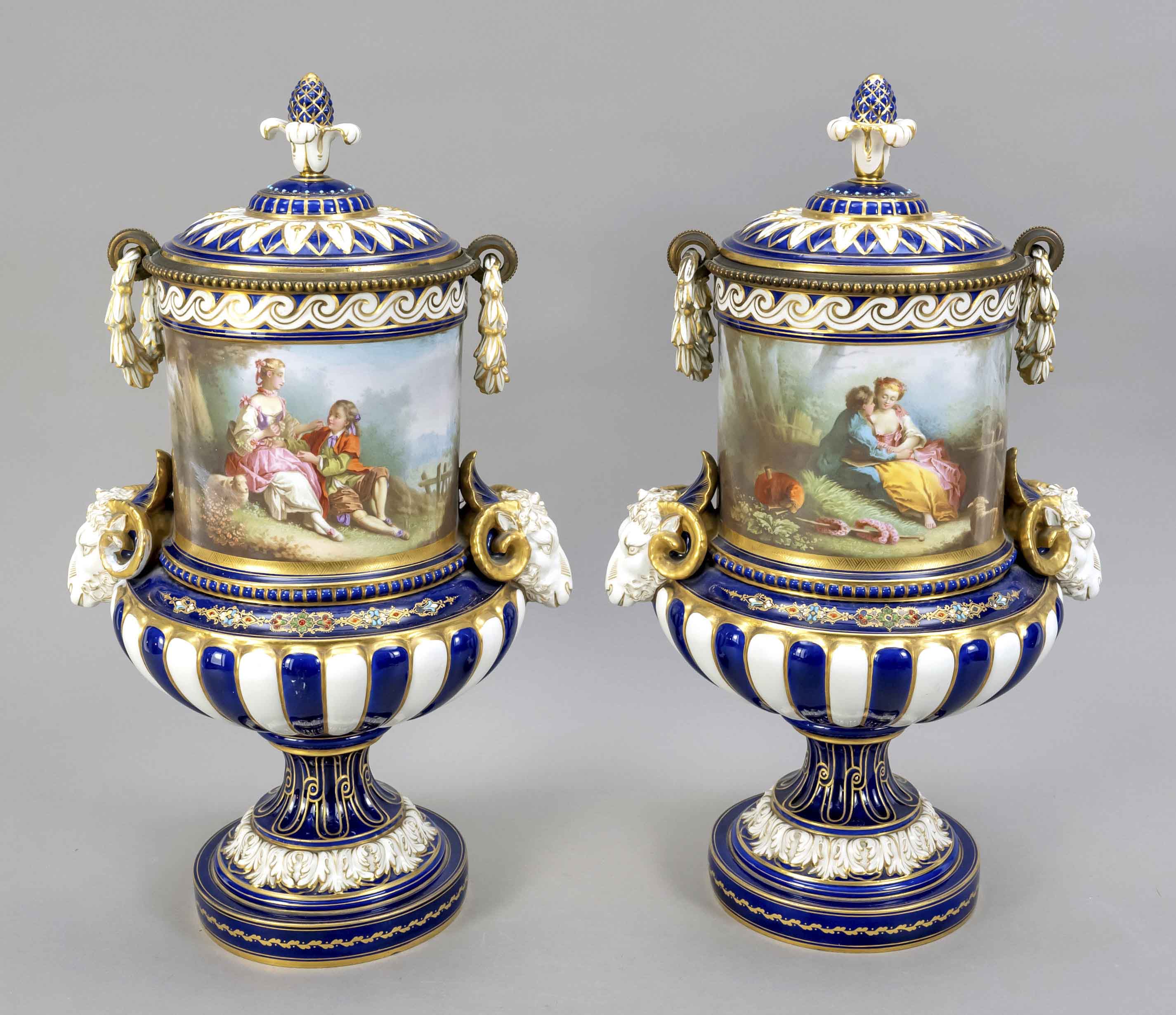 Paar dekorative Vasen im Stil v