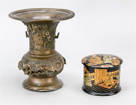 1 small Gu type vase, Japan, late 19th c