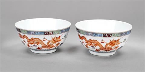 Paar Drachen-Bowls, China, Mitte 20.