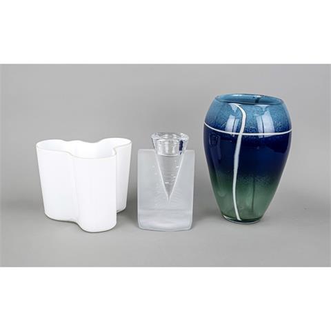 Drei Teile Kunstglas, Vase, Fin