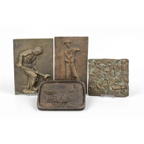 Vier Bronzereliefs mit Motiven