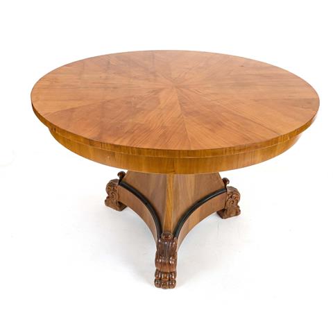 Large round dining table in Bie
