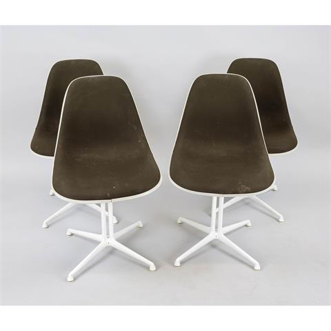 4 Charles Eames DSR Stühle auf