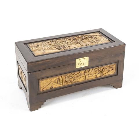 Folding box with carvings, Chin