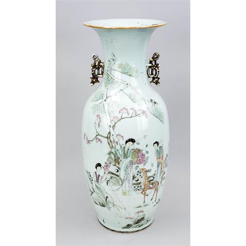 Famille Rose baluster vase, Chi