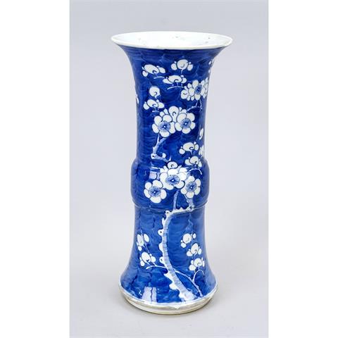Gu Vase mit Prunus Dekor, China