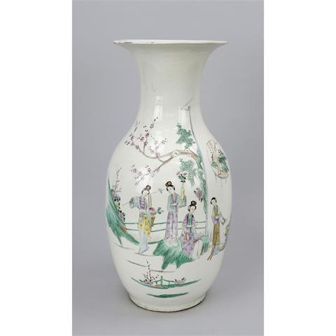 Famille Rose baluster vase, Chi