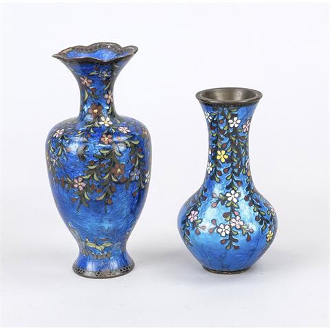 2 kleine Cloisonné-Vasen im fra