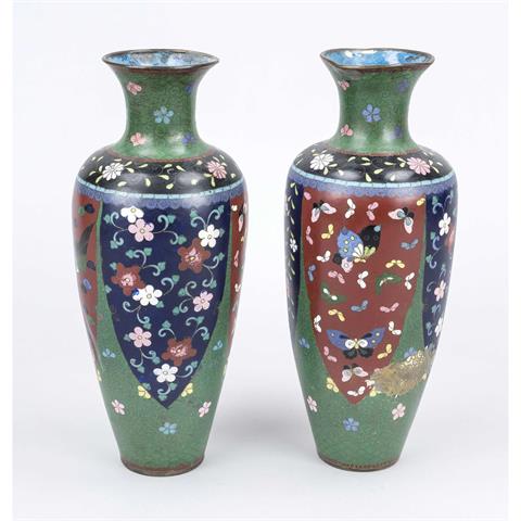 Paar Cloisonné-Vasen, Japan um