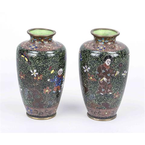 Paar Cloisonné Vasen, Japan um
